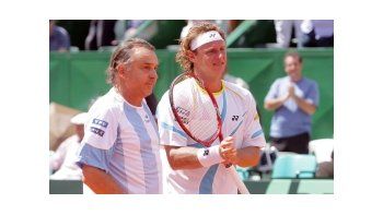 Nalbandian y Tito Vázquez en la serie ante Rumania, disputada en marzo en el Mary Terán de Weiss.