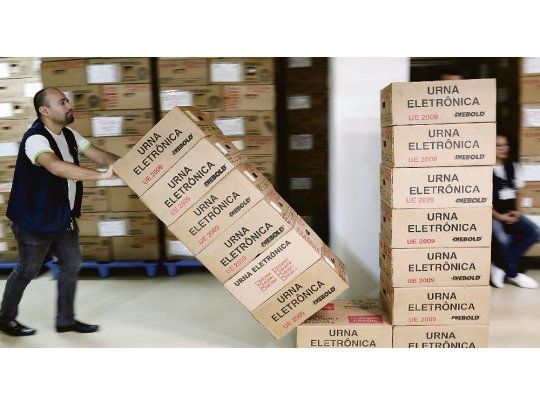 PREPARADOS. Un empleado traslada las urnas electrónicas en Manaos, la capital del estado Amazonas.
