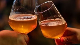 Desde canillas artesanales en Palermo hasta propuestas asiáticas y pizzas napolitanas: tres opciones porteñas para brindar en el Día de la Cerveza. Desde canillas artesanales en Palermo hasta propuestas asiáticas y pizzas napolitanas: tres opciones porteñas para brindar en el Día de la Cerveza.
