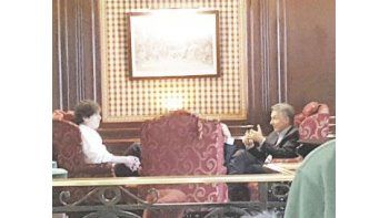 Imagen de la reunión de ayer entre Martín Lousteau y Mauricio Macri en el Hotel Emperador. La publicó en su cuenta de Twitter el economista Iván Carrino. Ofertas y visión de la economía, lo conversado.