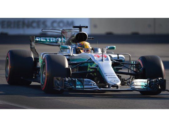 Hamilton vuelve a partir primero, pero ahora va por la cima