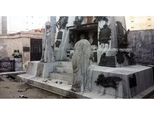 Así quedó el mausoleo de Ramón Falcón tras la explosión de la bomba casera que hirió a una mujer.