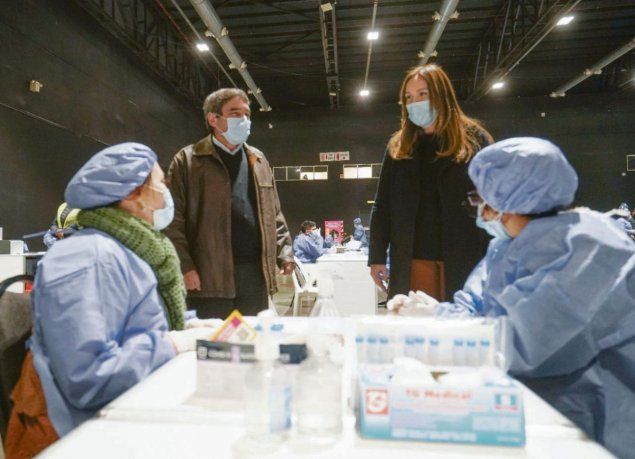 Mar&iacute;a Eugenia Vidal junto a Fern&aacute;n Quir&oacute;s en un vacunatorio porte&ntilde;o.