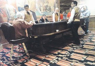 El juego y el cigarrillo fueron dos debilidades que nunca lo abandonaron: en esta foto inédita de la periodista Verónica Jacobson, tomada este verano, se ve a Gerardo Sofovich en una sala VIP del Conrad de Punta del Este, que le habilitaron expresamente para que jugara.