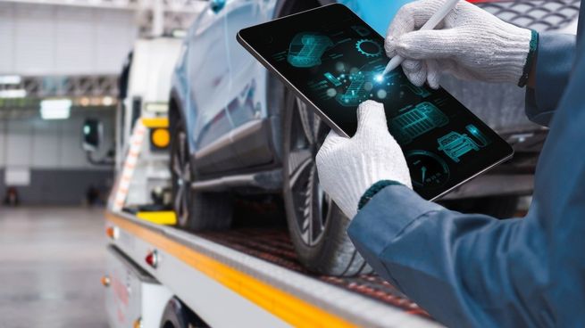 ntervención sobre un auto electrificado: protocolos de seguridad, software y capacitación técnica se vuelven claves en la reparación