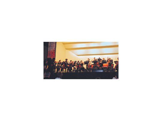 Javier Logioia Orbe sorprendió al público, y a la orquesta misma, al descender del podio apenas comenzada la «Pavana» de Fauré, para demostrar que en un buen ensamble lo importante son los ensayos.
