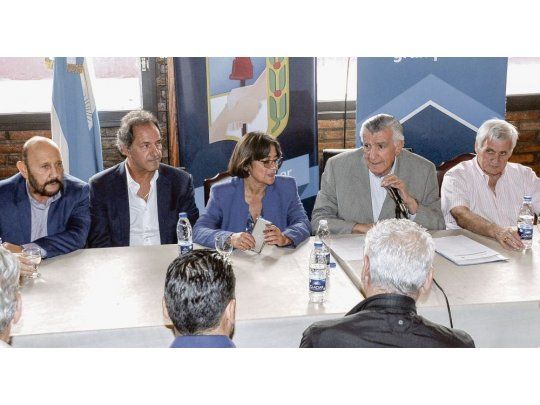 Cumbre. Gildo Insfrán, Daniel Scioli, Lucía Corpacci, José Luis Gioja y Antonio Caló ayer en sede nacional del PJ.