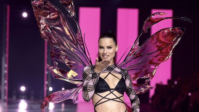 : Adriana Lima volvió a conquistar la pasarela del Victorias Secret Fashion Show 2024, sorprendiendo a todos con su espectacular regreso tras seis años de ausencia