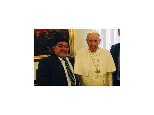Maradona junto a Francisco.
