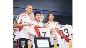 El presidente Daniel Passarella presentó en sociedad a las dos nuevas incorporaciones: David Trezeguet y Leonardo Ponzio.