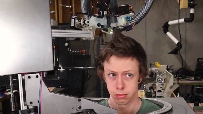 Un ingeniero sorprendió con su invento robótico capaz de cortar el pelo.