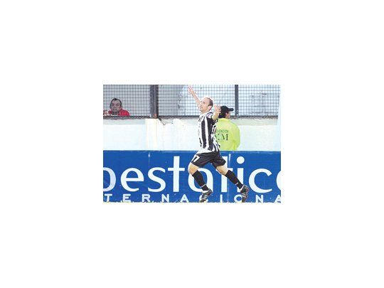Martín Zapata abre los brazos para festejar. All Boys le ganó ajustadamente a Argentinos Juniors.