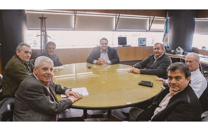 ámbito.com | Sonrisas. Buen clima para el encuentro entre el anfitrión, Jorge Triaca,  y los triunviros Daer, Schmid y Acuña, más Lingeri, Rodríguez y Gutiérrez.