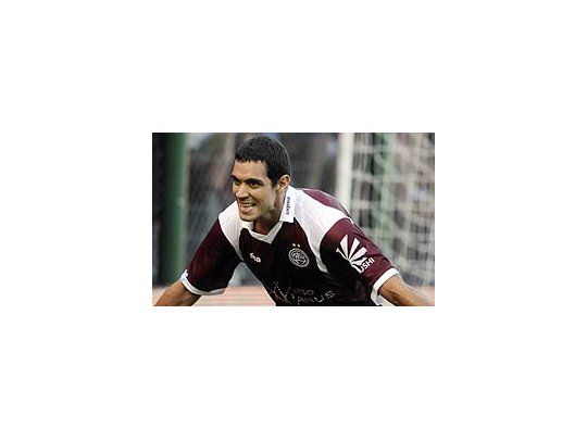 Pepe Sand festeja su gol, que fue el de la victoria.
