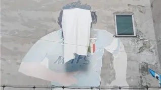 Comerciantes taparon el famoso mural de Diego Maradona en Nápoles a modo de protesta. Comerciantes taparon el famoso mural de Diego Maradona en Nápoles a modo de protesta.