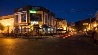 Calles ampilias y tranquilas, rodeadas de un paisaje serrano. Calles ampilias y tranquilas, rodeadas de un paisaje serrano.