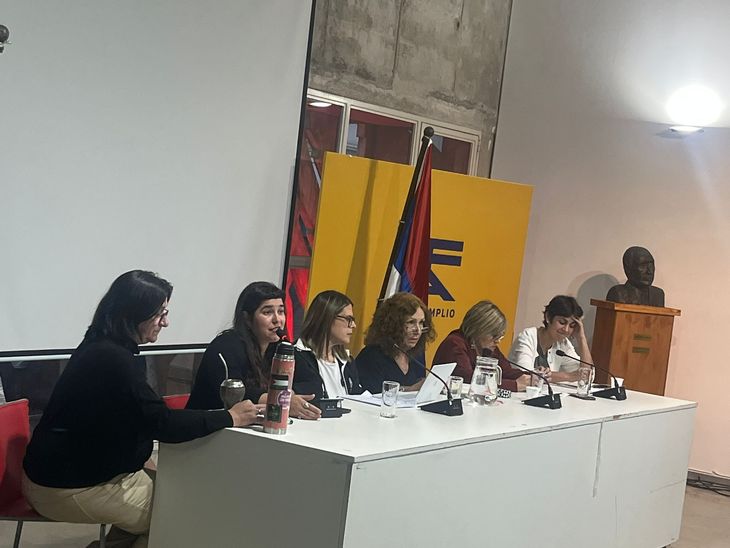 Seis dirigentes del Frente Amplio debatieron sobre la importancia de una política tributaria progresiva que ayude a resolver las necesidades de forma colectiva. Seis dirigentes del Frente Amplio debatieron sobre la importancia de una política tributaria progresiva que ayude a resolver las necesidades de forma colectiva.