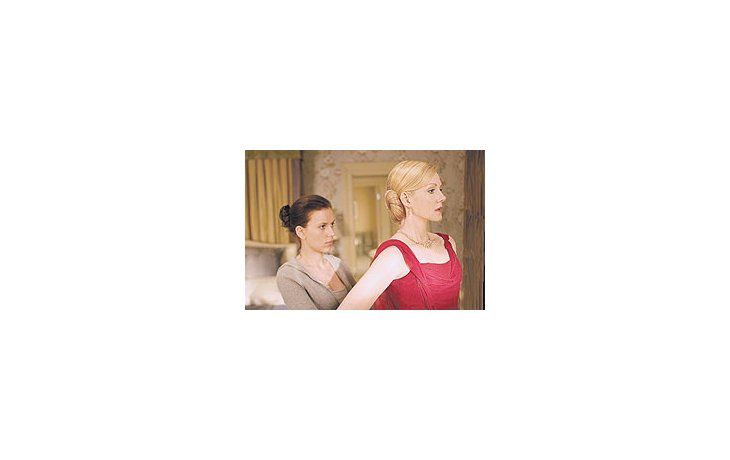 ámbito.com | La antropóloga que dio aquel mal paso: Scarlett Johansson, la «nanny», y su patrona Laura Linney en «El diario de la niñera».