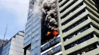 Investigan la causa de muerte de la mujer fallecida en el incendio del edificio de Alem.