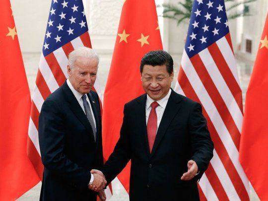 El saludo de Joe Biden y Xi Jinping, en el año 2013. Hoy la relación entre ambos países está en su peor momento.&nbsp;