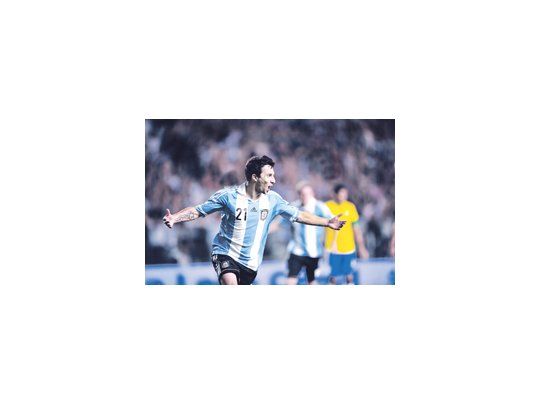 Ignacio Scocco festeja el primer gol de los dos que marcó para darle el triunfo a Argentina. Después, el equipo de Sabella cayó ante Brasil en la definición por penales.