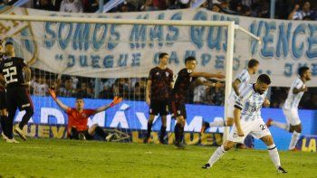 river freno en tucuman: atletico lo goleo y consiguio una victoria historica