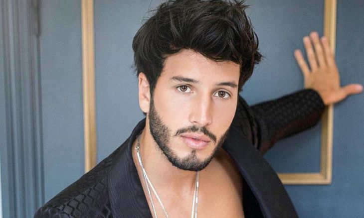The new Netflix series mixes fantasy, romance and songs in a brief and original story that marks the acting debut of Sebastián Yatra.  