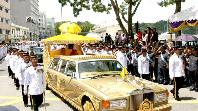 Hassanal Bolkiah ostenta una de las mayores fortunas del planeta y vive rodeado de autos de lujo, oro y el palacio más grande del mundo.