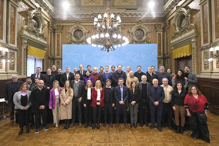 Foto: Axel Kicillof junto a intendentes y funcionarios, en el Salón Dorado de la Casa de Gobierno. Foto: Axel Kicillof junto a intendentes y funcionarios, en el Salón Dorado de la Casa de Gobierno.