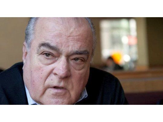 Gustavo Callejas es contador público, egresado de la Universidad Nacional de La Plata. Integró el Instituto de la Energía y la Infraestructura de la Fundación Arturo Illia, el Grupo MORENO (Movimiento para la Recuperación de la Energía Nacional Orientadora) y fue subsecretario de Combustibles durante el gobierno de Raúl Alfonsín. Además, fue convencional provincial de la UCR y miembro de la ONG Derecho a la Energía - SOS al Futuro en la Argentina.