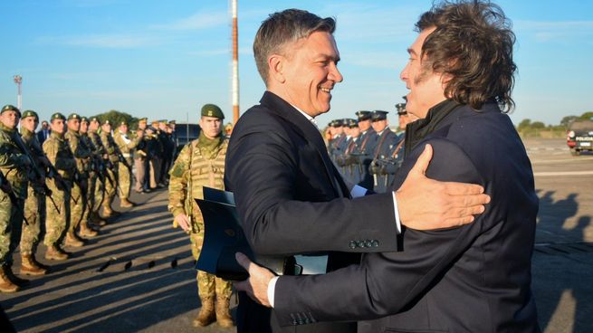 El gobernador de Chaco, Leandro Zdero, junto a Javier Milei.
