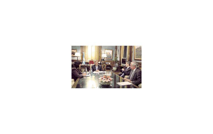El presidente Néstor Kirchner, con la ministra de Economía, Felisa Miceli, durante la reunión previa al anuncio de la reducción en las retenciones al sector lácteo.