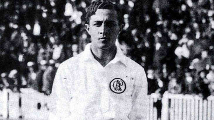 Arthur Friedenreich, un mulato de ojos verdes, era en ese entonces la máxima estrella de su país y no podía jugar por su color de piel, ante una decisión del Presidente Epitacio Pessoa. El púeblo le exigió al Gobierno que cambie su decisión. Friedenreich jugó, pero se lesionó en el primer partido.