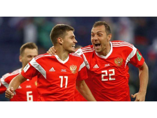 Rusia venció a Egipto y puso un pie y medio en octavos.