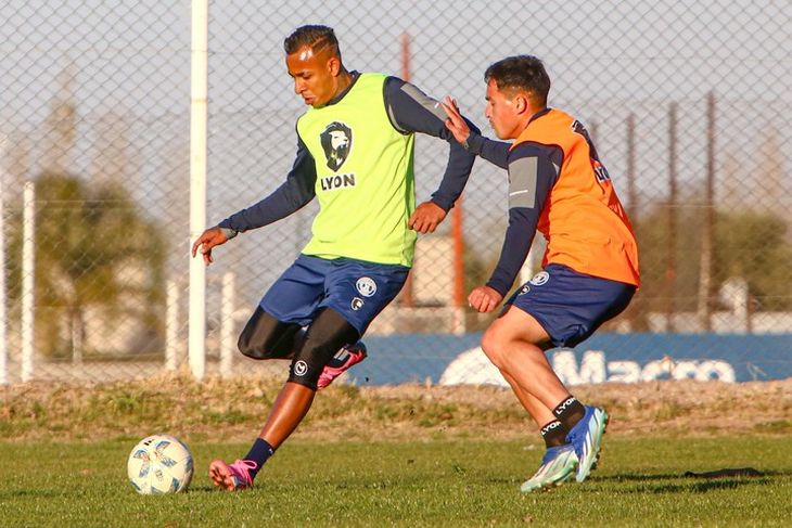 Sebastián Villa had his first training session with Independiente Rivadavia. This Tuesday he will have a double shift at the Ciudad Deportiva de Carrollida and on Wednesday, after the morning practice, the players will travel to Córdoba for the preseason, prior to the resumption of the Professional League. Sebastián Villa had his first training session with Independiente Rivadavia. This Tuesday he will have a double shift at the Ciudad Deportiva de Carrollida and on Wednesday, after the morning practice, the players will travel to Córdoba for the preseason, prior to the resumption of the Professional League.