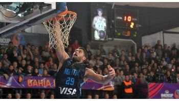 Garino la vuelca en el aro. Argentina remontó un gran partido en Bahía Blanca.