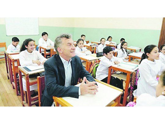 Clases. El Presidente visitó ayer la histórica Escuela Normal José Manuel Estrada de la capital correntina.