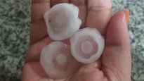 Se registró caída de granizo en la madrugada del jueves en barrios como Palermo y Pilar.