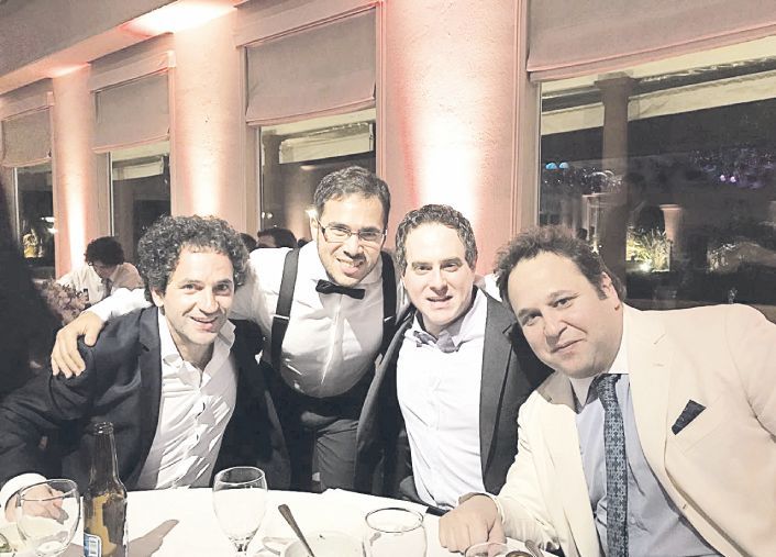 retiro. Casamiento del ex Deutsche Ezequiel Starobinsky (de pie). Lo rodean Matías Tamburini, Martín Cantale y Lucas Galloti.