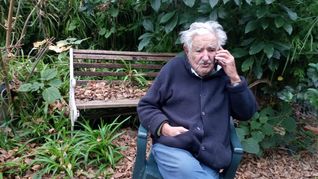 José Mujica habla por teléfono en su chacra.