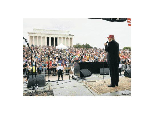 La sobriedad de los actos de Clinton contrasta con los eventos multitudinarios de Trump, en los que recurre a sus dotes de “showman”.