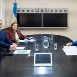 El gobernador Claudio Poggi, junto a autoridades de Vialidad Nacional.