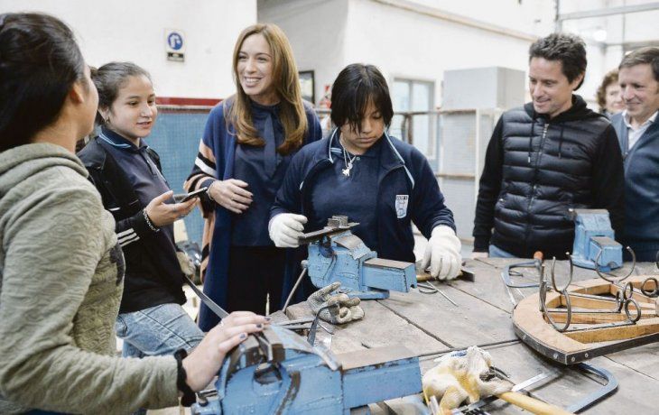 Definición. Vidal, ayer en una escuela técnica de San Miguel. Tras una reunión que encabezará hoy Federico Salvai, la mandataria anunciaría mañana medidas en sintonía con el que desplegó Macri la semana pasada.&nbsp;