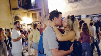 FELICIDAD. Barcelona fue una de las ciudades de España que se llenó de gente en la madrugada de ayer para celebrar después de una larga etapa de restricciones debido al covid-19.