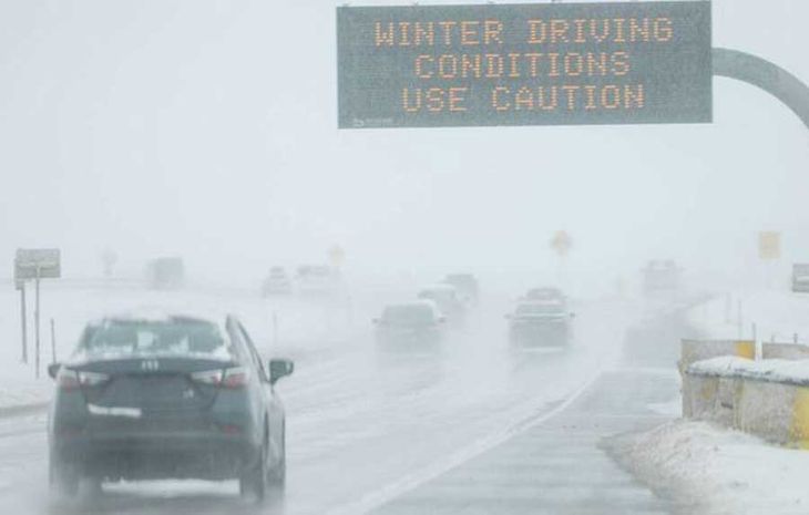 Los carteles en las calles advierten a los conductores de las condiciones adversas. Los carteles en las calles advierten a los conductores de las condiciones adversas.