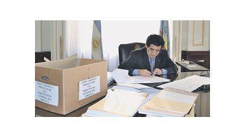 El ministro de Economía, Alejandro Arlía, firma el proyecto de Presupuesto 2012, que fue girado ayer a la Legislatura bonaerense.