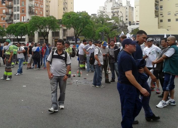 Clásico de acto moyanista: basura y caos de tránsito (foto 7)