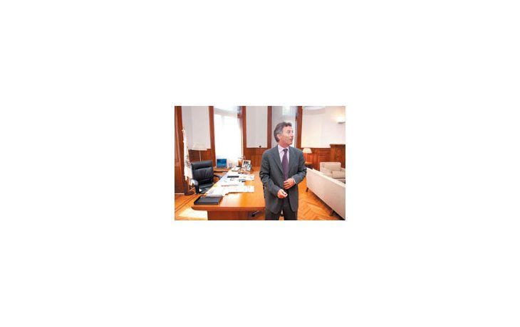 ámbito.com | Debut y sorpresa de Macridesembarcó ayer en sunuevo despacho de lajefatura de Gobierno porteñadonde no pudo dar con losautos oficiales y mandó ahacer un inventario.