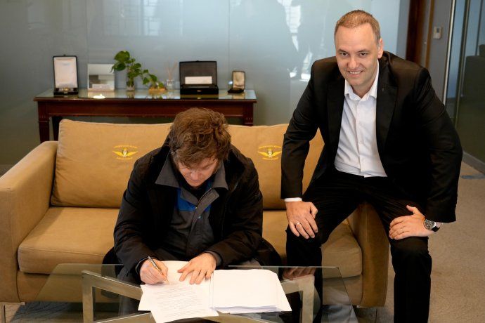 El Gobierno activó gestos hacia la CGT, intentando modular la resistencia que ya se anticipaba antes de que Milei viajara a Oslo. El Gobierno activó gestos hacia la CGT, intentando modular la resistencia que ya se anticipaba antes de que Milei viajara a Oslo.