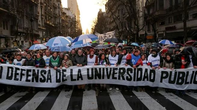 Las universidades marchan este martes contra el ajuste del Gobierno de Javier Milei. (Imagen de archivo: movilización universitaria del año 2019)